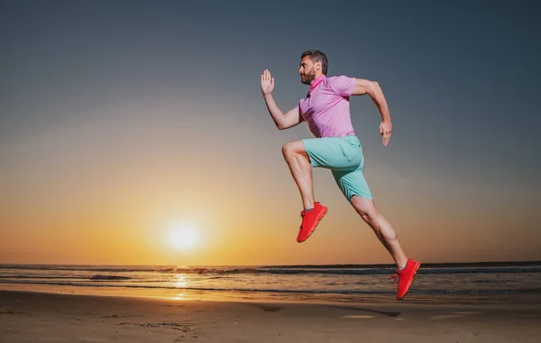 Un giovane atletico che corre. Un concetto di stile di vita sano. Movimento dinamico di salto. Sport e stile di vita sano. — Foto Stock