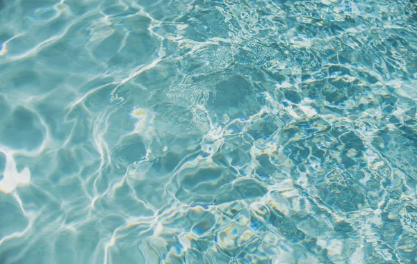 Fondo de agua. Agua azul, ondulaciones y reflejos. Textura de la superficie del agua y fondo de baldosas. —  Fotos de Stock