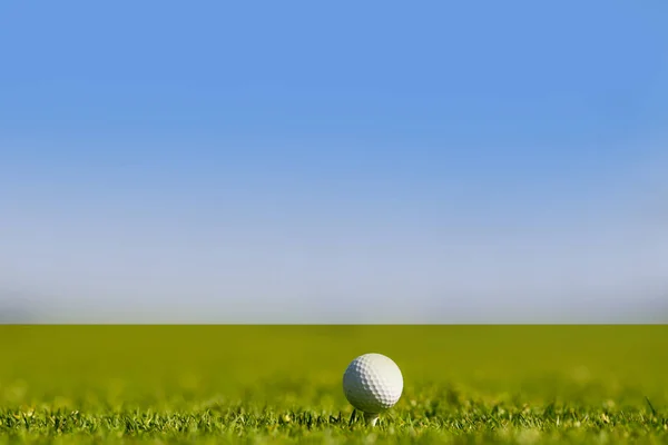 Sport golf boll på himlen bakgrund med kopia utrymme. — Stockfoto