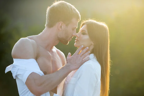 Sensuellt porträtt av ett ungt förälskat par. Älskade par omfamnar och kysser. — Stockfoto