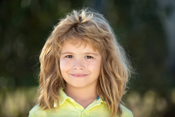 Close-up portret van schattige jongen glimlachen buiten. Van dichtbij een portret van een lachend jongetje op de achtergrond van de natuur, gelukkig kleuter kind. Blond kind. — Stockfoto