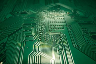 Elektronik devre kartı teknolojisi geçmişi. Elektronik plaka kalıbı. Devre kartı, elektrik şeması. Teknoloji geçmişi. Mikroçipleri ve kapasitörleri alınmış elektronik mikro devre..