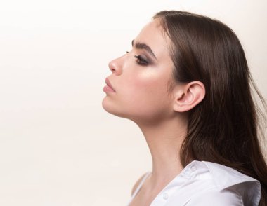 Genç bir kadının yüzü yakındır. Güzel kız..