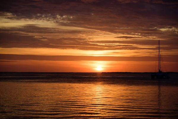 Tropisk strand med glatt bølge og solnedgangens abstrakte bakgrunn. Landskap på hav og tropiske strand ved solnedgang eller soloppgang for fritidsreiser og ferie. – stockfoto