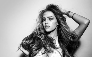 Temiz ciltli güzel bir genç kadın. Kıvırcık saçlı ve kırmızı dudaklı sarışın kız. Uzun ve parlak dalgalı saçlı kız. Şirin bir genç kız. Kıvırcık saçlı güzel bir manken..