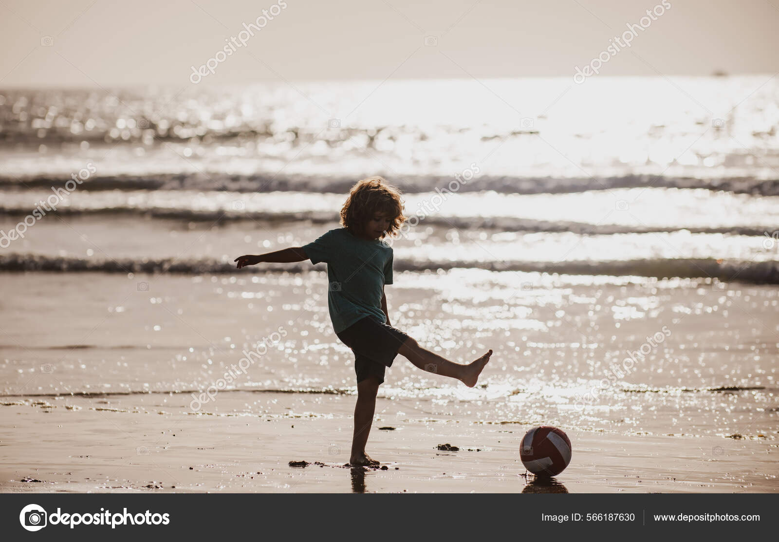 Силуэт Мальчика Играет В Футбол На Пляже С Мячом. Летний Футбол На.