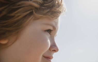 Komik çocuk suratı yakın çekim. Çocukların kafa portresi.