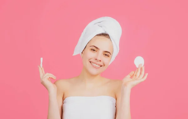 Cara de cerca de una hermosa joven sonriente con toalla de baño en la cabeza. Hermosa cara de mujer aislada en el estudio. Cosmética natural y cuidado de la piel. Mujer hermosa en el salón de spa. — Foto de Stock