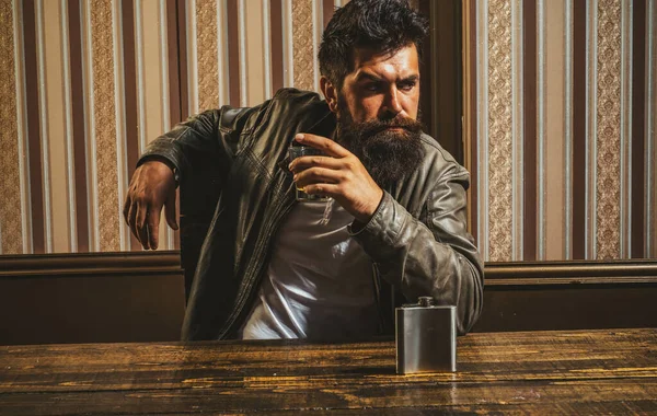 Bearded sman drinkt dure whisky. Man met baard houdt glas cognac vast. Elegante en stijlvolle man in klassiek glas met wiskey. — Stockfoto