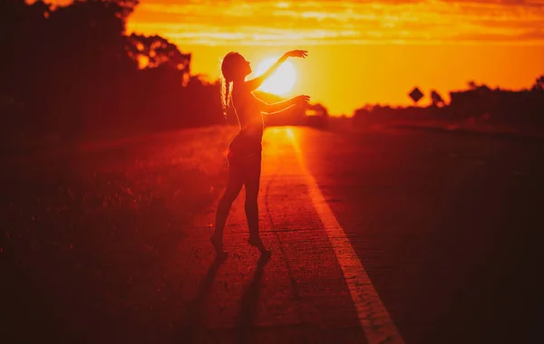 Mujer joven bailando en verano al atardecer cielo al aire libre. Estilo de libertad de las personas. —  Fotos de Stock