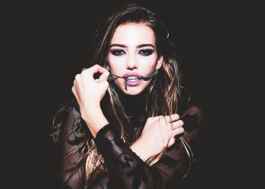 Genç ve güzel bir kadının güzel yüzü, siyah üzerine izole edilmiş. Güzellik ve güzellik merkezi. Güzellik ve cilt bakımı.