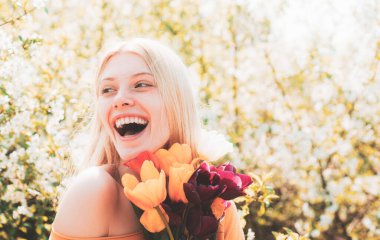 Uluslararası Kadınlar Günü 'nde mutlu kadın fikri ve konsepti.