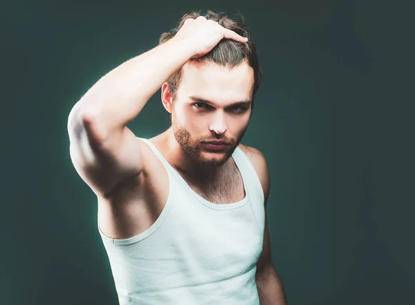 Estilo y tendencia de cabello de hombre. Concepto de belleza masculino. Corte de pelo elegante, peinado. Chico guapo con cara confiada. — Foto de Stock