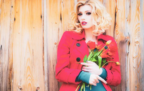 Muhteşem bir kadın portresi. Güzel bir kadın modelin portresi. Vogue makyajlı güzel bir kız..