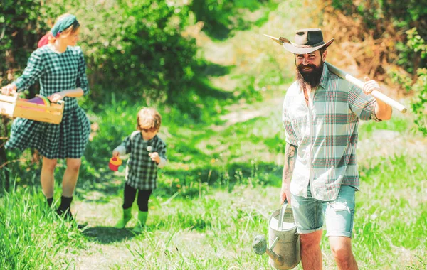 농장의 행복 한 가족. 농장을 걷고 있는 행복 한 가족. — 스톡 사진