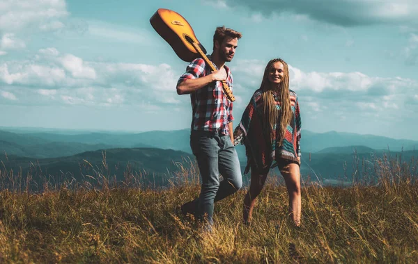 Mladí turisté spolu objevují nová místa. Atraktivní žena a pohledný muž jsou chůze a tráví čas spolu na přírodě. — Stock fotografie