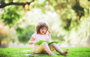 Mesafeli çocuklar öğreniyor. İlkokul ve çocuk öğrenci konsepti.