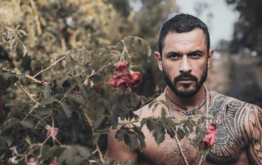 Yakışıklı kaslı Latinler adam mutlu sevgililer günü için hazır. Adam kırmızı gül ve kadınlarda