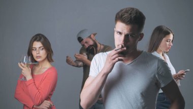 zararlı alışkanlıkları: sigara içme, alkol içme, cep telefonu bağımlılığı ve uyuşturucu bağımlısı. sakallı hipster ilaç kullanın. genç kız şarap içiyor. kadın web günlüğü online konsantre. adam duman. Kötü