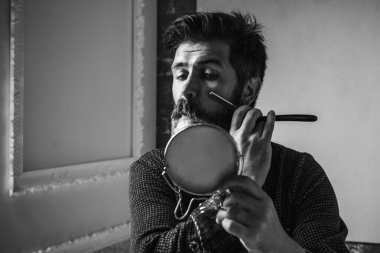 Modern Berber Dükkanı 'ndaki acımasız adam. Süslü. Berber dükkanında harika zaman geçirdik. Berber berber dükkanında sakallı çekici bir adamın saçını kesiyor. Sakallı adam ya da hippi. Berber ve berber salonu hakkında fikirler.