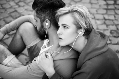 Özgür ve şık hissediyorum. Erkek ve kadın. Gençler için açık havada dinlenen modern kıyafetler. Çiftler birlikte takılır. Gençler sadece eğlenmek ister. Özgürlük duygusu. Sonsuza dek genç. Gençlik modası. Müziğin tadını çıkarıyorum.