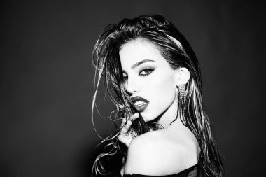 Sanat tasarımı. Güzel kadın portresi. Güzel elbiseli güzel bir genç bayan. Moda ve güzellik. Moda görünümlü güzel bir mankenle moda çekimi..