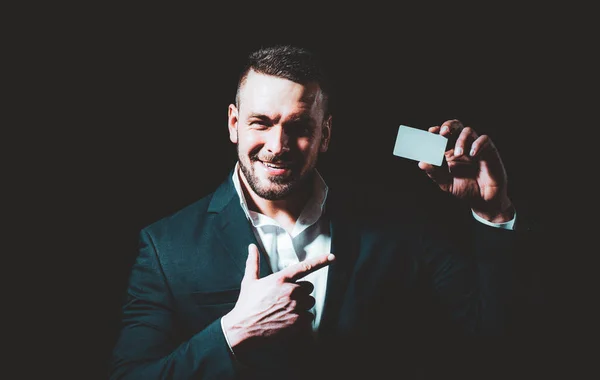 Muotokuva onnellinen liikemies näyttää luottokortin. — kuvapankkivalokuva