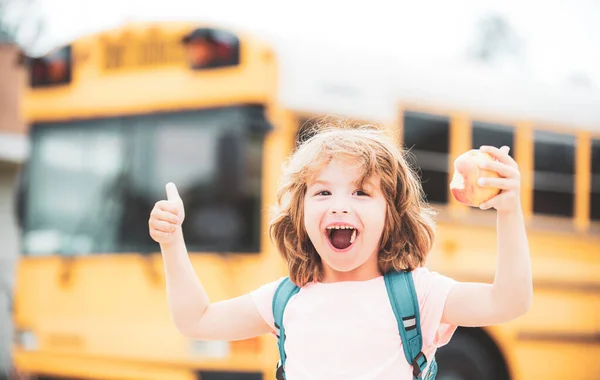 Kind steigt in Schulbus. Kind mit positiver Geste mit der Hand, Daumen hoch lächelnd und glücklich. Heimerziehung. — Stockfoto