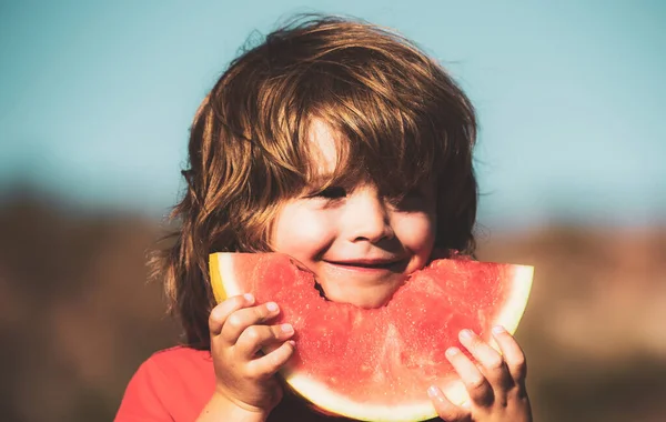 Kids eating watermelon. Farming and autumn crops concept. — Stock Photo, Image