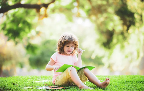 Mesafeli çocuklar öğreniyor. İlkokul ve çocuk öğrenci konsepti.
