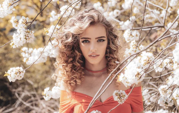 Güzellik bahar kız. Orchard şehvetli Kıvırcık sarışın. Bahar gün kavramı. İyi günler.