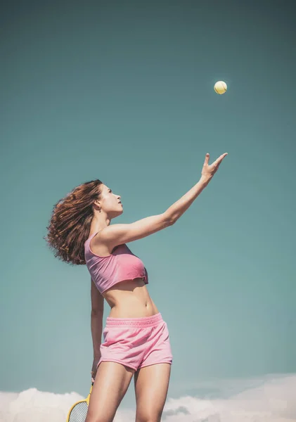 Meisje met tennis. Gelukkig actieve vrouwelijke training. Mooie aantrekkelijke fitness vrouw. Tennis concept. Sport en een gezonde levensstijl. — Stockfoto