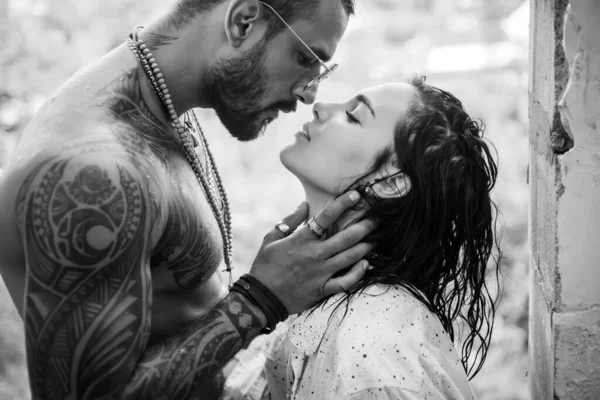 Aşık genç ve güzel bir çift. Öpüşen çift. Ona güven. Romantik ve aşk dolu. Şehvetli çift öpücüğü.