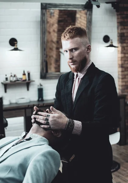 Herramientas de peluquería sobre fondo de madera vieja con espacio de copia. Barbudo cortado por peluquero en la peluquería. Tan moderno y elegante. Tijeras de peluquero y peluquería de afeitar recta. Recortes. —  Fotos de Stock