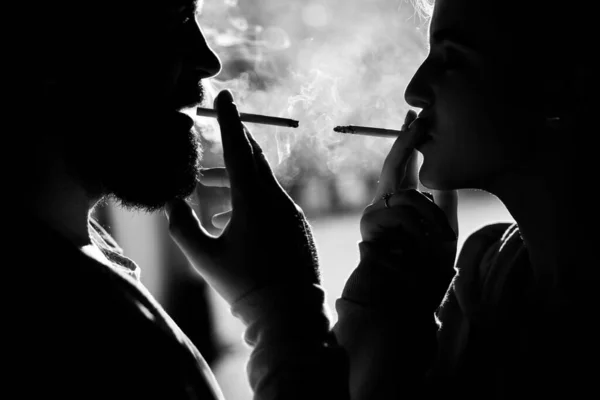 Pause pour fumer relaxant. Couple trouver place pour fumer la cigarette dans la tranquillité. Profitant de chaque souffle de fumée. L'habitude de fumer. Industrie du tabac. Femme fumant cigarette fond urbain — Photo
