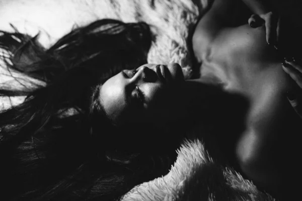 Σέξι γυναίκα χαλαρώνει σε χνουδωτό κρεβάτι. Γυναικεία στήθη λείο δέρμα. Σέξι κορίτσι σεξουαλική διέγερση θηλές. Ερωτικό μασάζ. Τέλειο στήθος. Σε περιμένω. Οργασμός και προκαταρκτικά. Σέξι ελκυστική ξελογιάστρα — Φωτογραφία Αρχείου