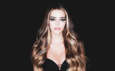 Kadın yüzünün güzellik portresi. Temiz mükemmel bir cilde sahip güzel genç bir kadın. Güzellik makyajı. Genç kızın güzellik kadın portresi. Güzellik kadın portre yüz. Güzel kadın yüzü.