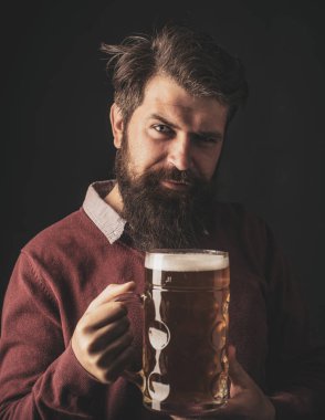 Yaşlı adam sürpriz suratla bira içiyor. Bira Türleri ve Stilleri. Biralı retro adam. Bira bardağı tutan adam.