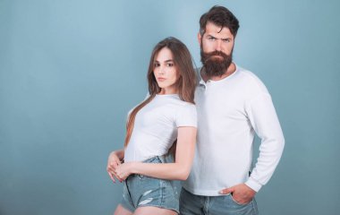 Şehvetli çift samimiyet zevk. Genç aşıklar çifti. Seksi kadın ecstasy adam kucaklayan inleme. Öpüşme çift portre. Şehvetli ilişki.