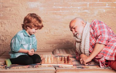 Satranç hobileri - bir satranç oynayan torunu ile dedesi.