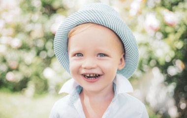 Çocuk portresi. Yazın doğada mutlu bir çocuk. Doğada gülümseyen çocuk portresi.