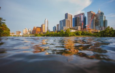 Austin, Teksas, ABD Colorado Nehri üzerinde ufuk çizgisi.