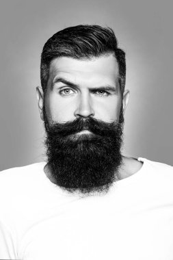 Uzun, gür sakallı ve bıyıklı, yakışıklı, sakallı bir adam..