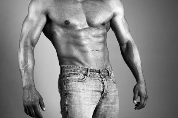 Sexy romp van een gespierde man. Close-up van topless mannelijk model. Guy of gespierde macho, bodybuilder, met spier romp, lichaam met zes pakken en buikspieren geïsoleerd op grijs. — Stockfoto