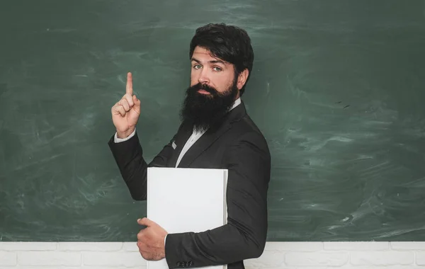 Examen en la universidad. Preparándose para el examen en la universidad. Trabajo docente - profesión y concepto de aprendizaje. Educación. Espacio de copia pizarra. Profesor amable en el aula cerca del escritorio de pizarra . — Foto de Stock