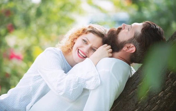 Joven amante tierno disfruta de tocar la piel suave de sensual señora sexy. Confía en el amor. Sensual chica gimiendo con deseo acariciando novio durante los juegos previos o haciendo el amor . — Foto de Stock