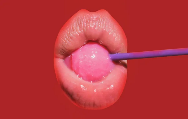 Lippen lecken. Frau leckt Lutscher, Kunstbanner, rote Lippen mit Lutscher. Sexy rote weibliche Zunge und Mund mit Lolli-Pop. Kunstdruck für Design isoliert auf Rot. — Stockfoto