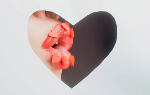 Adoro los labios rojos. Labios con corazones a través del papel. Maquillaje de corazones. Concepto de amor. —  Fotos de Stock