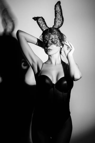 Sexy mujer de moda posando en orejas de conejo. Mujer conejita sensual. —  Fotos de Stock
