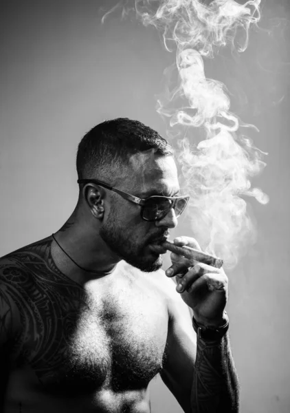 Retrato de homem bonito com cara séria fumar charuto. Chefe da máfia. — Fotografia de Stock